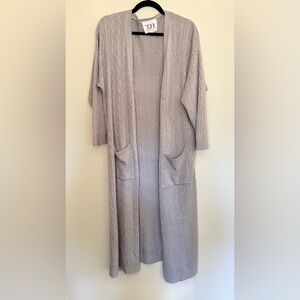 Elegant Cable Knit Cardigan in Light Gray